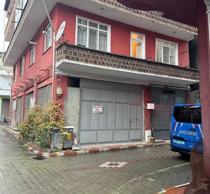 Bir kadın evinde ölü bulundu