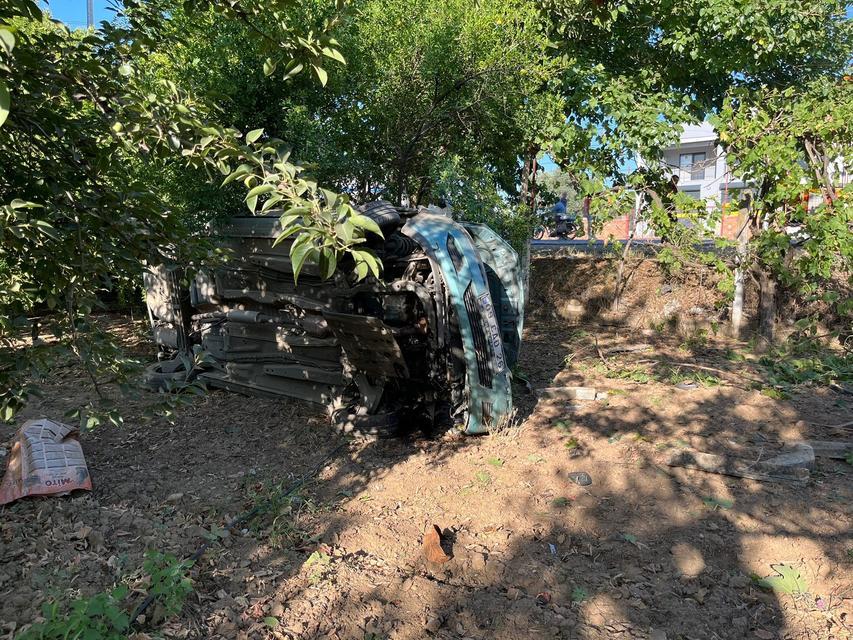 Aydın'da otomobil yol kenarındaki tarlaya devrildi: 4 yaralı