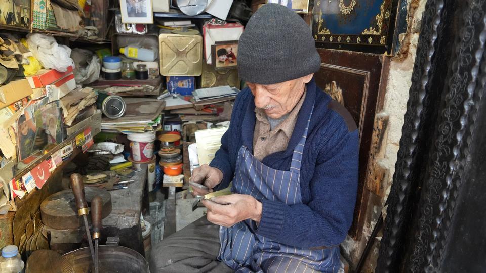 GAZİANTEP'İN 86 YAŞINDAKİ TENEKE USTASI, 66 YILDIR MESLEĞİNİ İCRA EDİYOR 3 METREKARELİK DÜKKANINDA YAPTIĞI ÜRÜNLERİ YURT DIŞINA SATIYOR