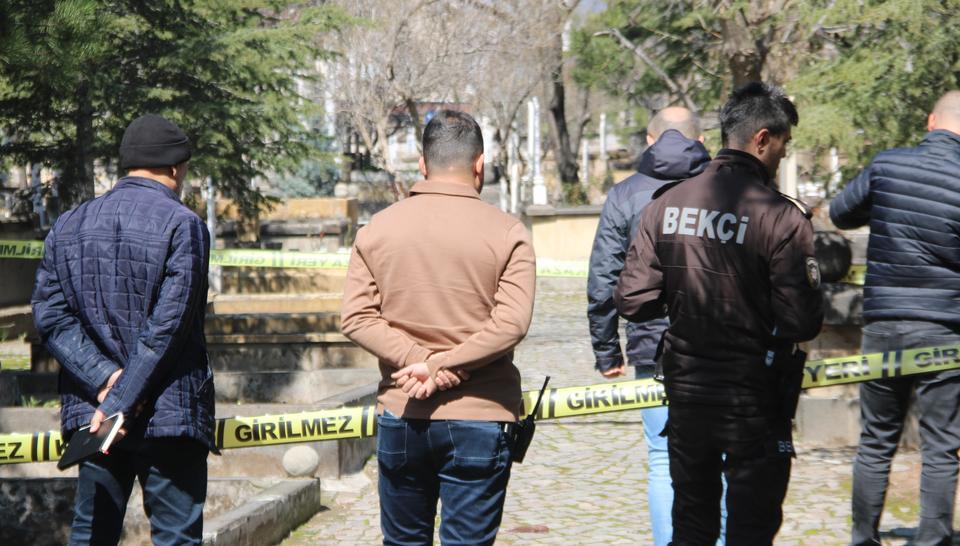 MEZARLIKTA 4 AYLIK CENİN BULUNDU