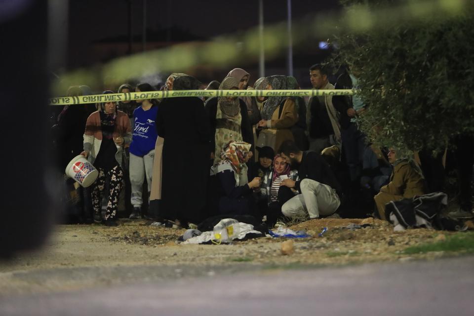 Polis memuru eşini ve 2 kızını öldürdü