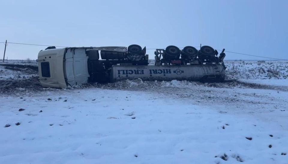 Asit yüklü tanker devrildi: 1 yaralı