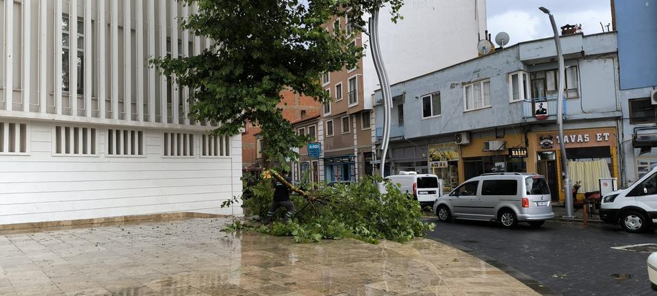 ANİDEN BASTIRAN SAĞANAK YAĞIŞ TAVAS'TA TAŞKINA NEDEN OLDU
