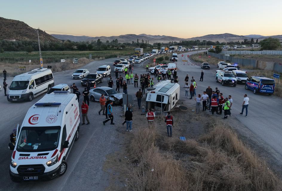 İşçi servisi ile otomobil çarpıştı: 14 yaralı