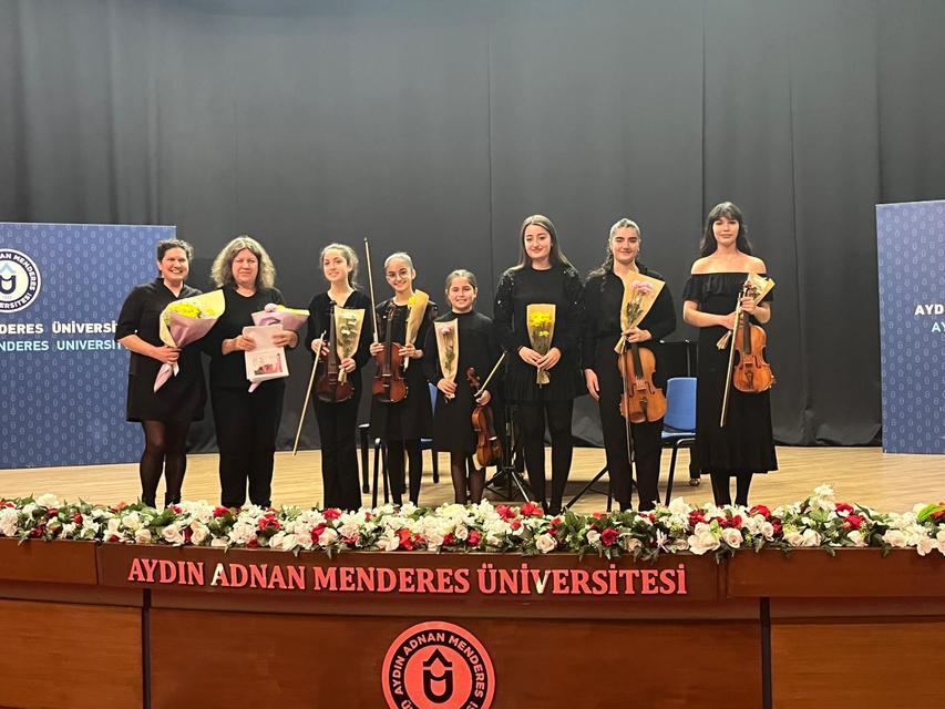 Aydın'da genç viyolacılardan unutulmaz dinleti