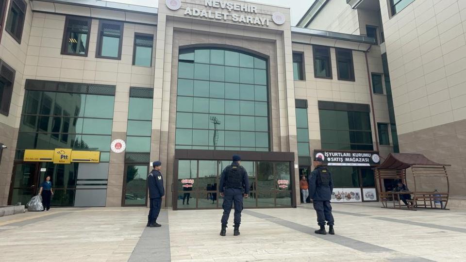 Eşini adliye çevresinde pompalı tüfek ile bekledi