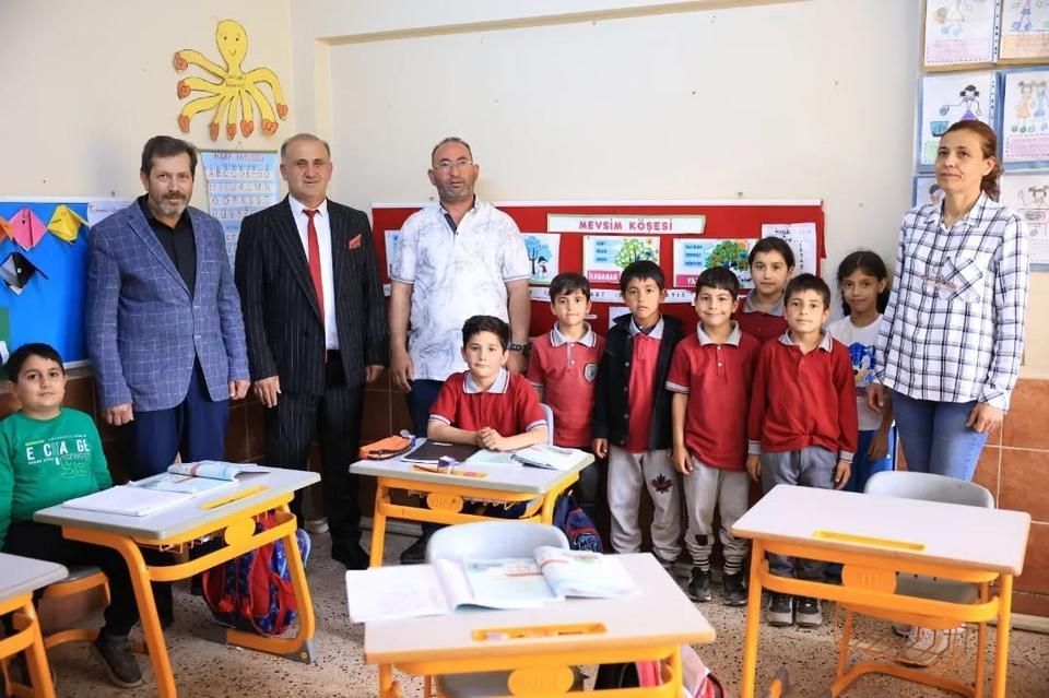 İNCİRLİOVA'DA HAYIRSEVER TARAFINDAN BAĞIŞLANAN SIRALAR OKULA TESLİM EDİLDİ