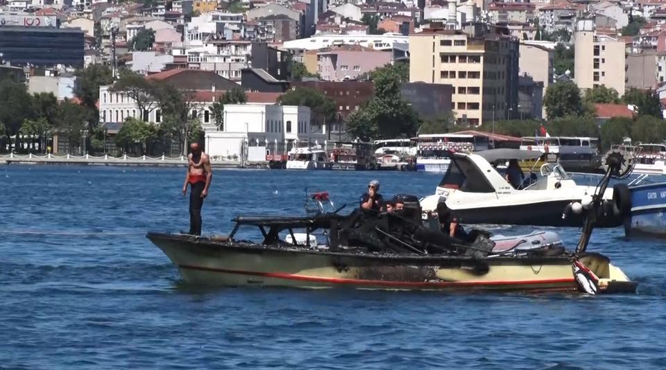 Alev alan teknedeki baba ve oğul denize atlayarak kurtuldu