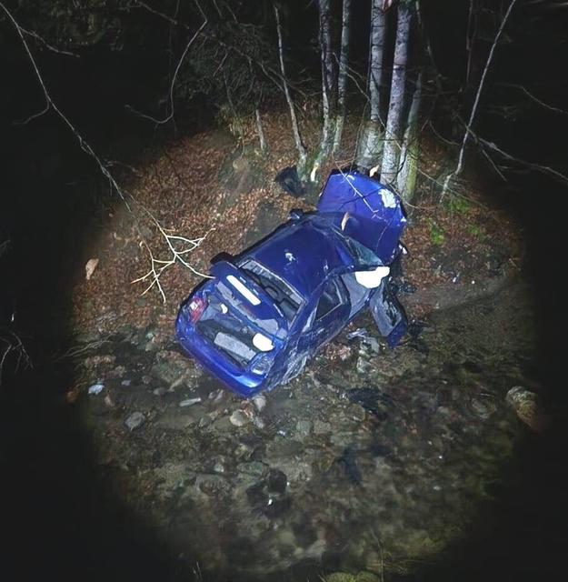 Otomobil taklalar atarak uçuruma yuvarlandı