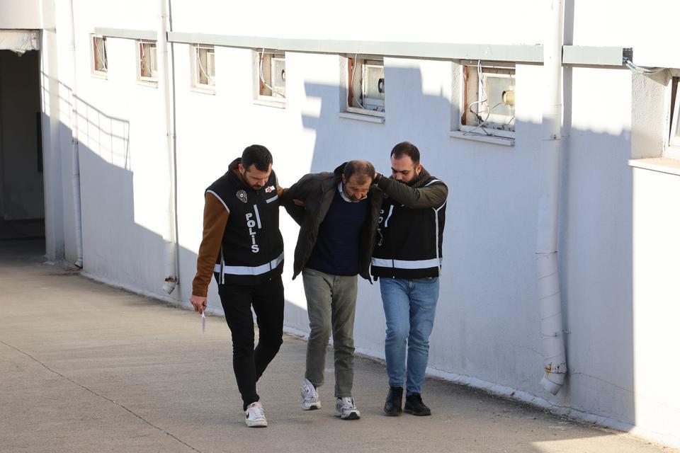 ADANA'DA ATM'DEN VE PARA SAYMA MAKİNESİNDEN GEÇEN SAHTE PARA ÜRETEN ŞEBEKE ÇÖKERTİLDİ ATM'LERE 45 BİN 800 DOLAR YATIRDIĞI ÖNE SÜRÜLEN 15 ŞÜPHELİDEN 4'Ü TUTUKLANDI 79 BİN 256 SAHTE DOLAR ELE GEÇİRİLDİ