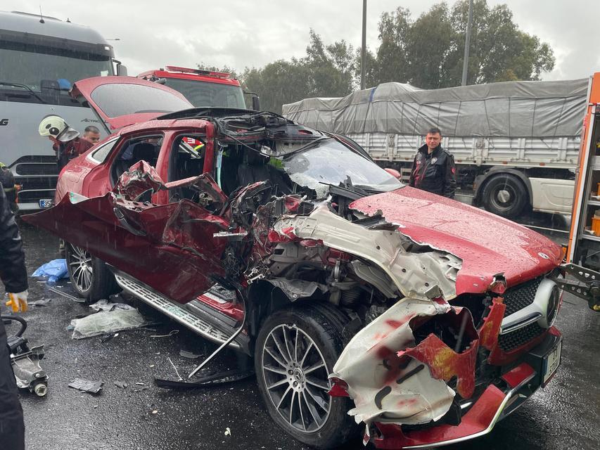 TIRA ARKADAN ÇARPAN LÜKS OTOMOBİL HURDAYA DÖNDÜ: 2 YARALI