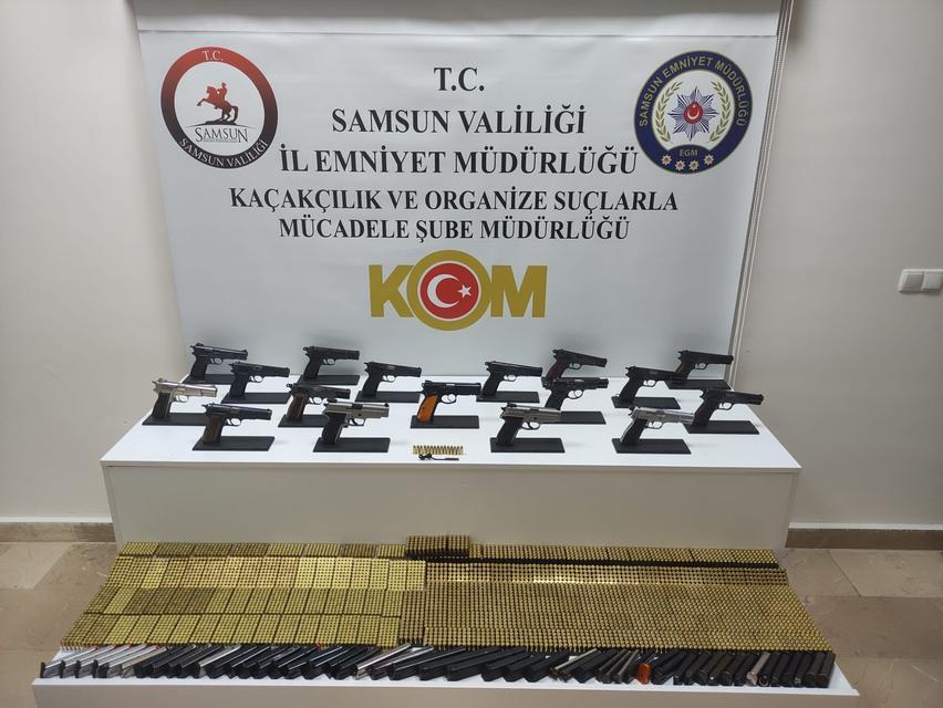 POLİS ARACA ZULALANMIŞ 17 TABANCA ELE GEÇİRDİ
