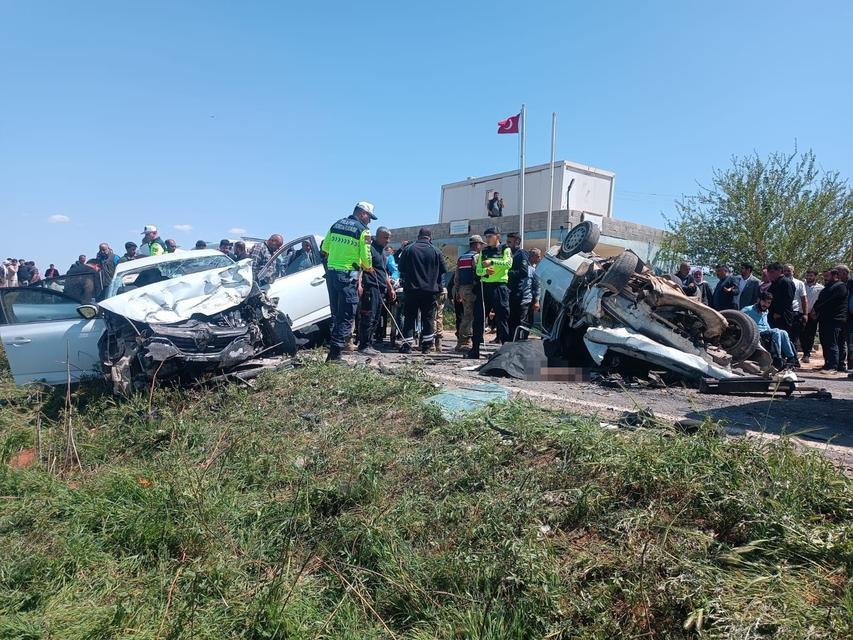 İki otomobil çarpıştı: 3 ölü, 2 yaralı