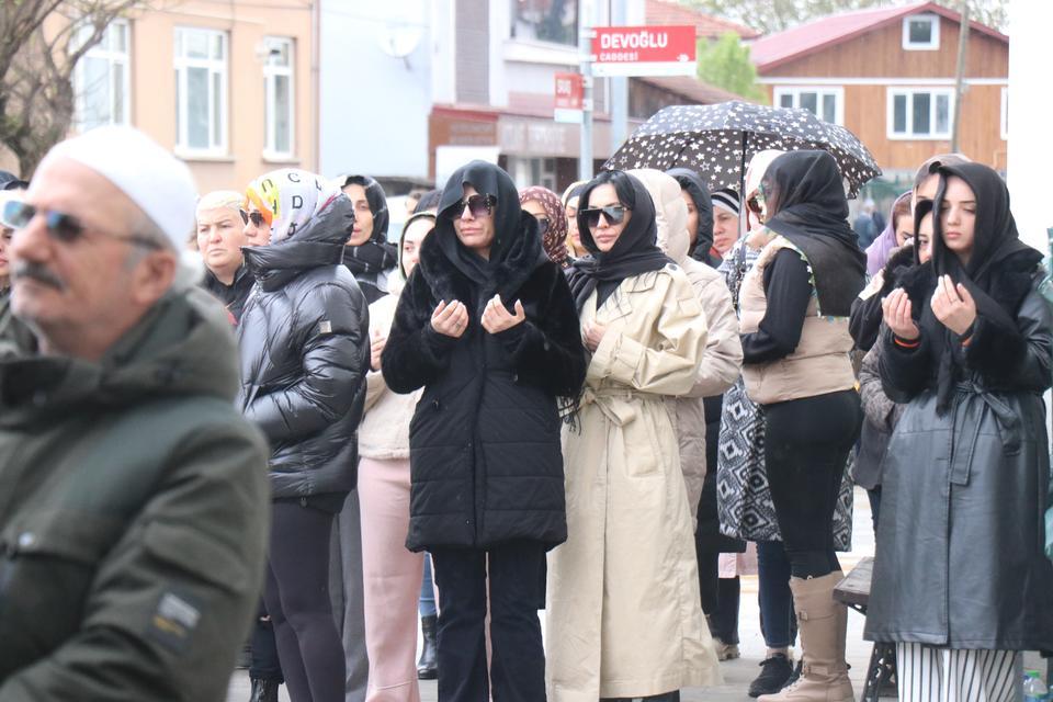 AİLESİ CENAZEYİ KABUL ETMEDİ, EVİNDE ÖLÜ BULUNAN DANSÇI SAKARYA'DA DEFNEDİLDİ