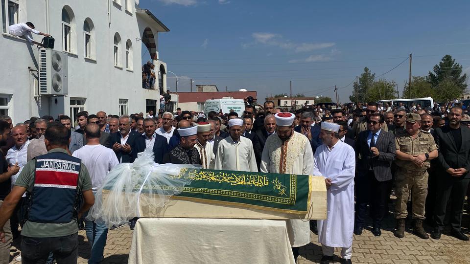 NARİN'İN TABUTUNA BIRAKILAN DUVAK YÜREKLERİ DAĞLADI TÜRKİYE'Yİ AĞLATAN NARİN'İN CENAZE NAMAZI KILINDI