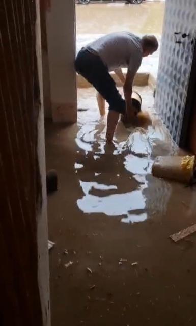 Şiddetli sağanakla yollar göle döndü