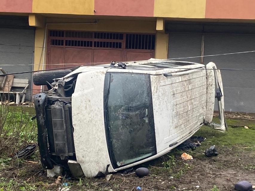 Minibüs devrildi: 4 yaralı