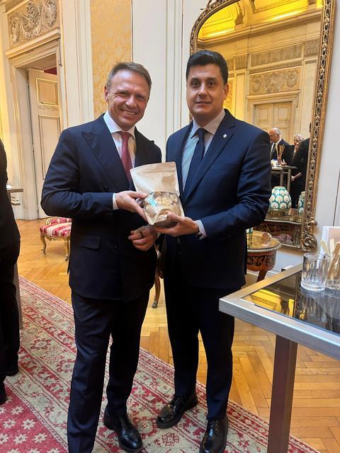 Gökhan Maraş’tan Lollobrigida’ya incir hediyesi