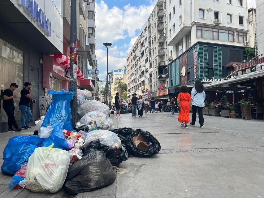 İzmir sokaklarında çöp dağları oluştu