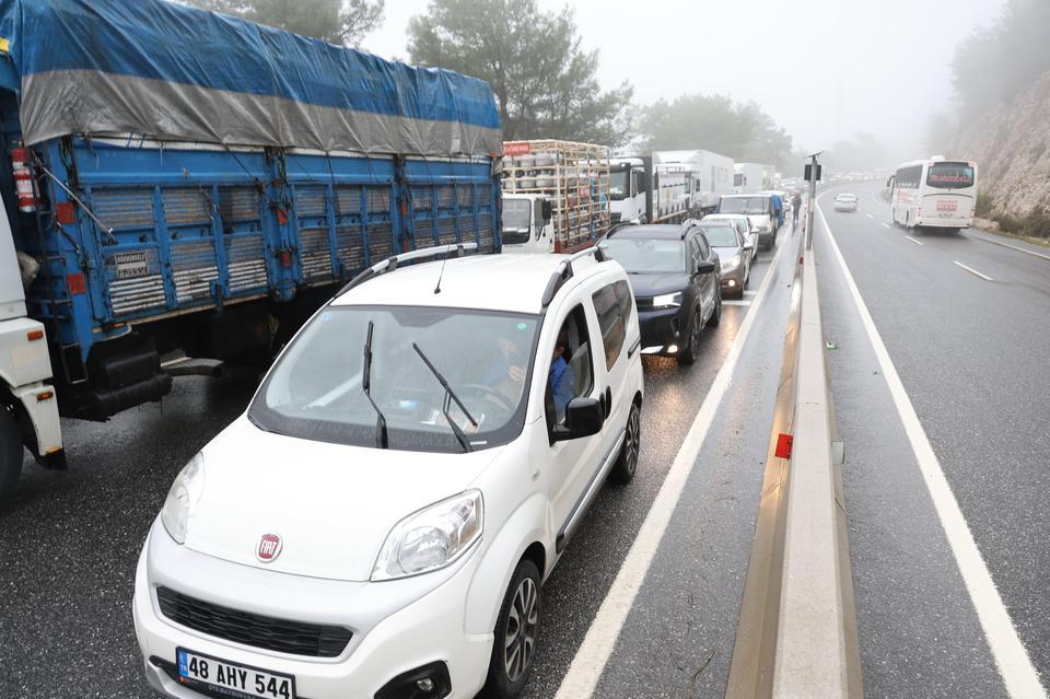 MUĞLA'DA KAZA YAPAN OTOBÜS TRAFİĞİ FELÇ ETTİ