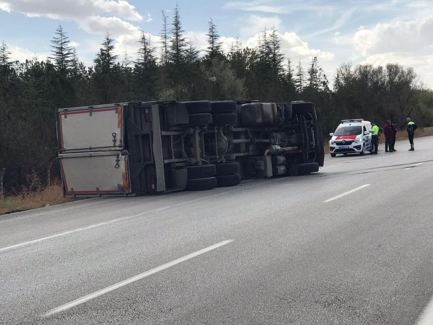 Yağ yüklü kamyon devrildi