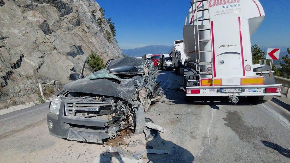Tır ile pikap çarpıştı: 1 ölü, 2 yaralı