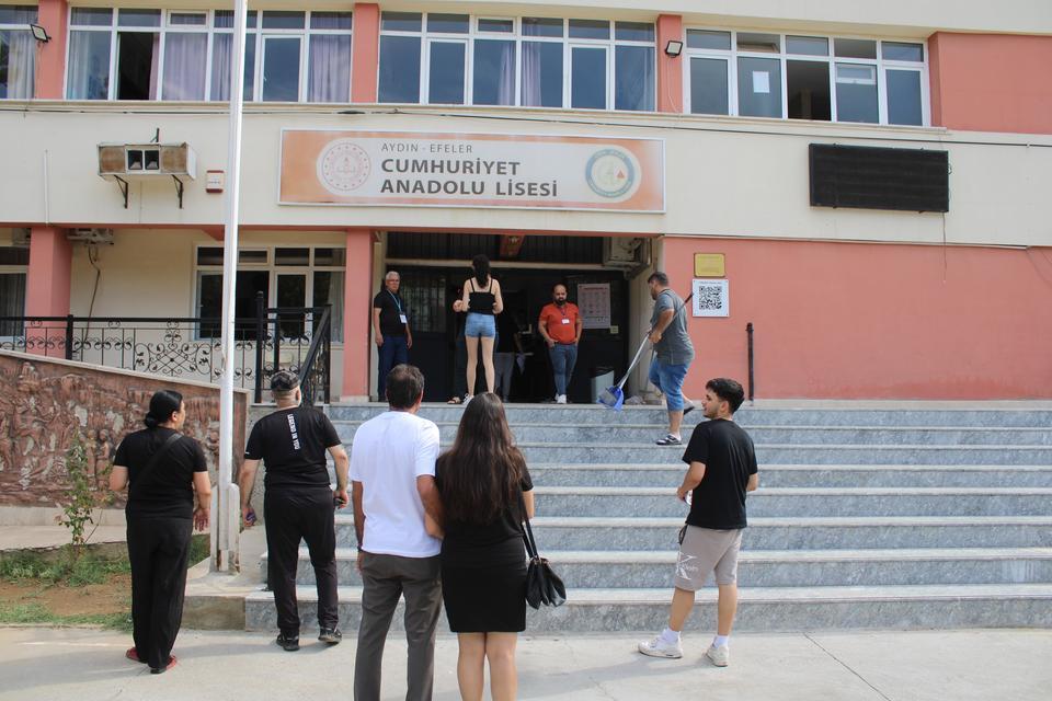 YKS MARATONUNDA MANZARA DEĞİŞMEDİ, GEÇ KALANLAR SINAVA ALINMADI ÖĞRENCİLER SINAVDA, VELİLER DIŞARIDA TER DÖKTÜ