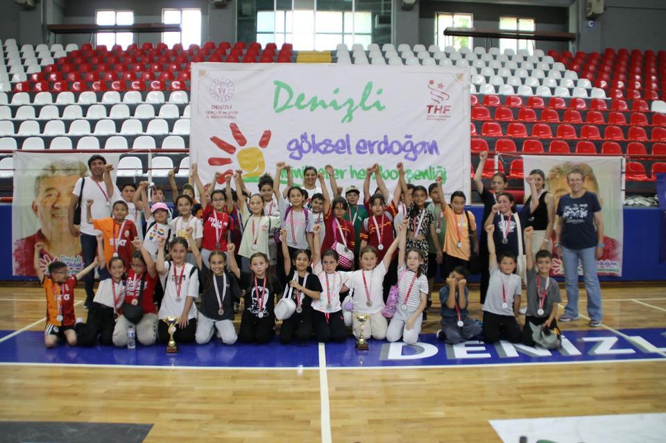 Minik Eller Hentbol Şenliğinde ödüller sahiplerini buldu
