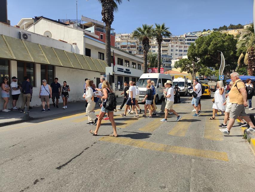 KUŞADASI'NA İKİ KRUVAZİYERLE 6 BİN 409 TURİST GELDİ