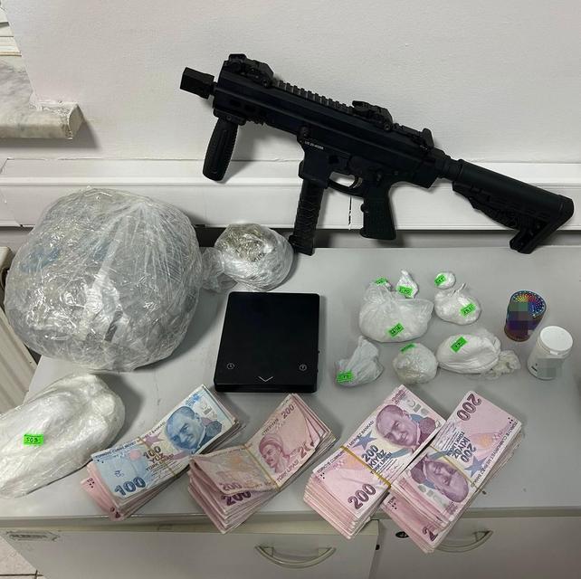 Aranan zanlı hobi bahçesinde uyuşturucu ile yakalandı