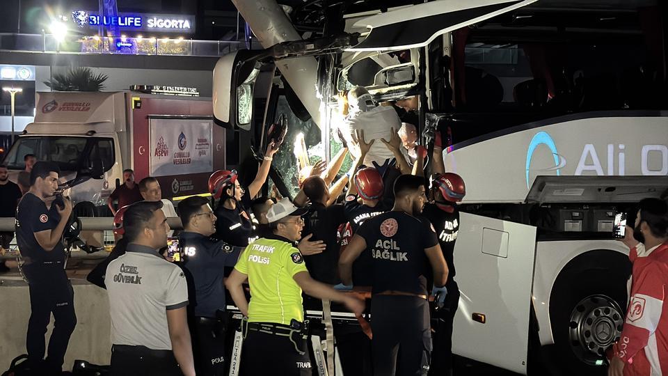 ADANA'DA YOLCU OTOBÜSÜ ALT GEÇİT DUVARINA ÇARPTI: 11 YARALI