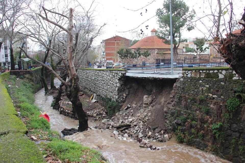 MANİSA'DA KÖPRÜ YIKILDI, DERE YATAKLARINDA HEYELAN OLDU MANİSA'DA ETKİLİ OLAN SAĞANAK YAĞIŞLAR SONRASI İKİ MAHALLE ARASINDA ULAŞIMI SAĞLAYAN KÖPRÜ YIKILDI TARİHİ ÇAYBAŞI DERESİNDE DE TOPRAK KAYMASI YAŞANIRKEN, BELEDİYE EKİPLERİ TEDBİR ALDI