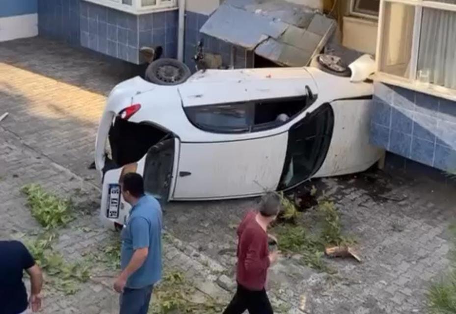 BURSA'DA KONTROLDEN ÇIKAN OTOMOBİL SİTENİN BAHÇESİNE UÇTU