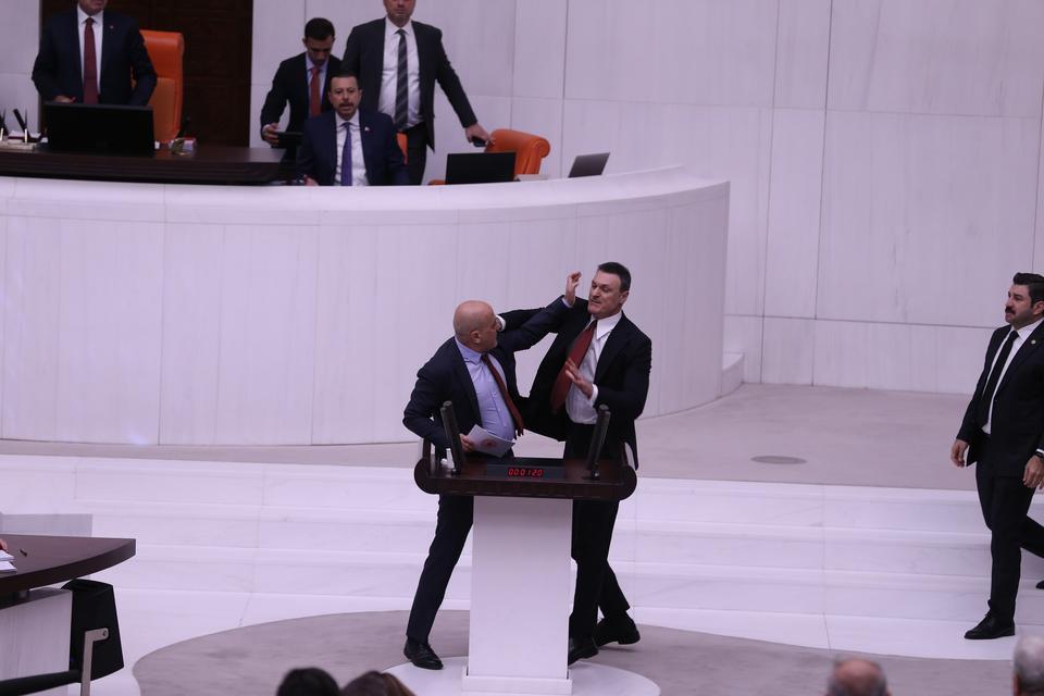 TBMM GENEL KURULU'NDA YUMRUKLU KAVGA