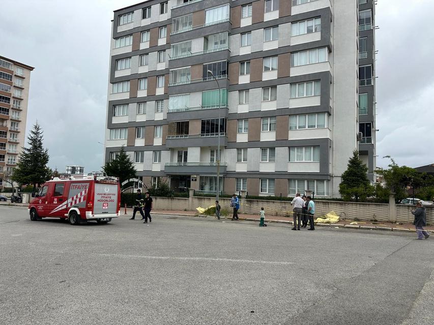 UŞAK'TA KUVVETLİ FIRTINA HAYATI OLUMSUZ ETKİLEDİ