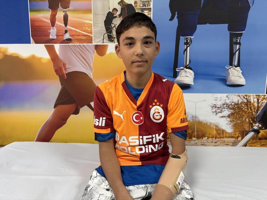 Doğuştan kolu olmayan Mehmet Efe'nin kolu takıldı
