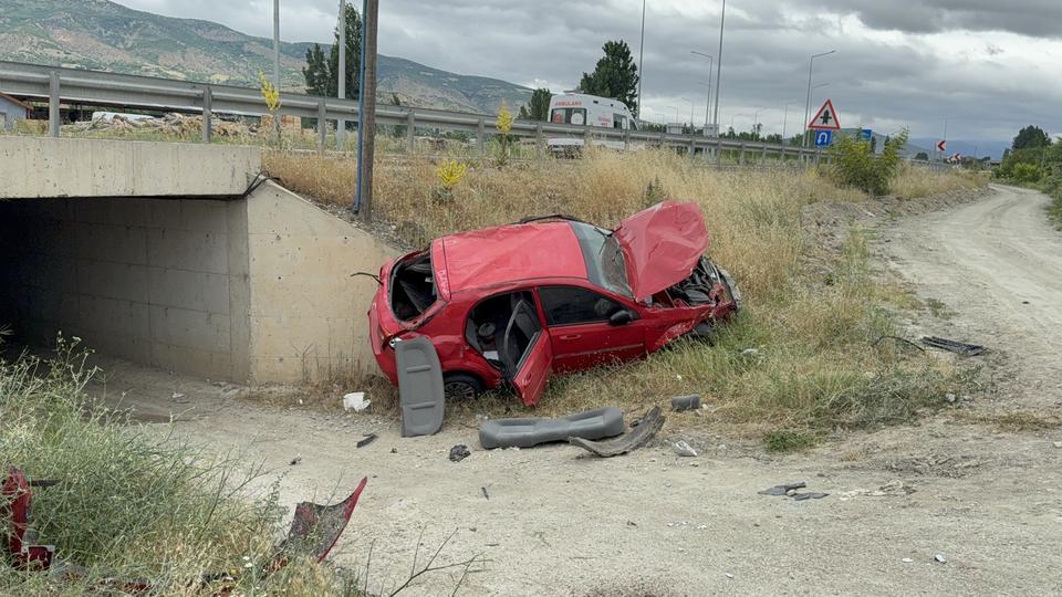 Hurdaya dönen otomobilden sağ kurtuldu