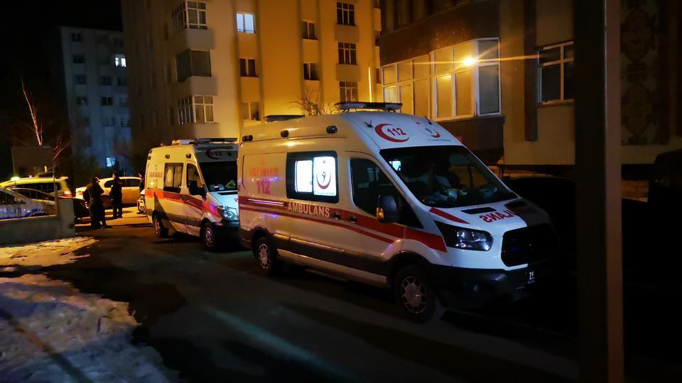 ERZURUM'DA ÖĞRETMEN, TARTIŞTIĞI EŞİNİ VE KIZINI BIÇAKLA ÖLDÜRDÜ KISKANÇLIK TARTIŞMASI CİNAYETLE SONUÇLANDI