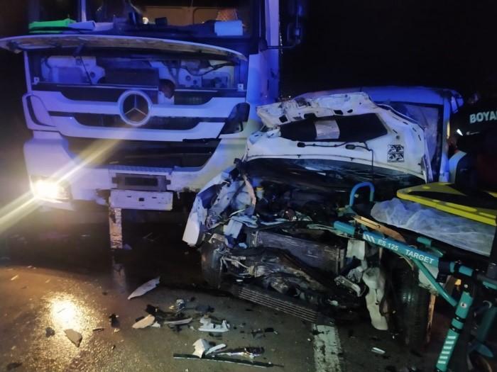 SİNOP'TA HAFİF TİCARİ ARAÇ İLE TIR ÇARPIŞTI: 2 ÖLÜ, 2 YARALI