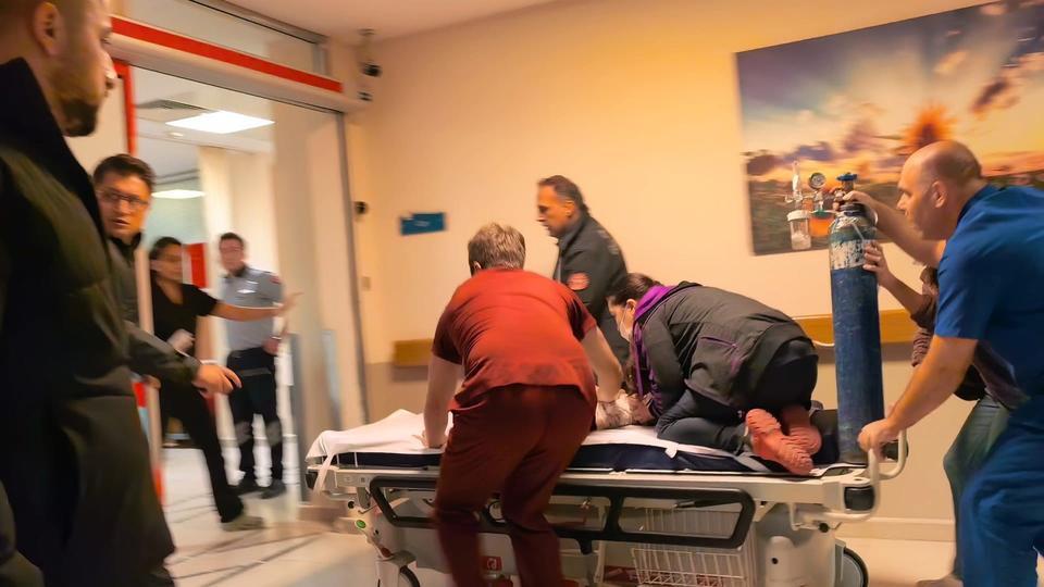 Nefes borusuna tavuk eti kaçan bebeğe sedye üzerine müdahale