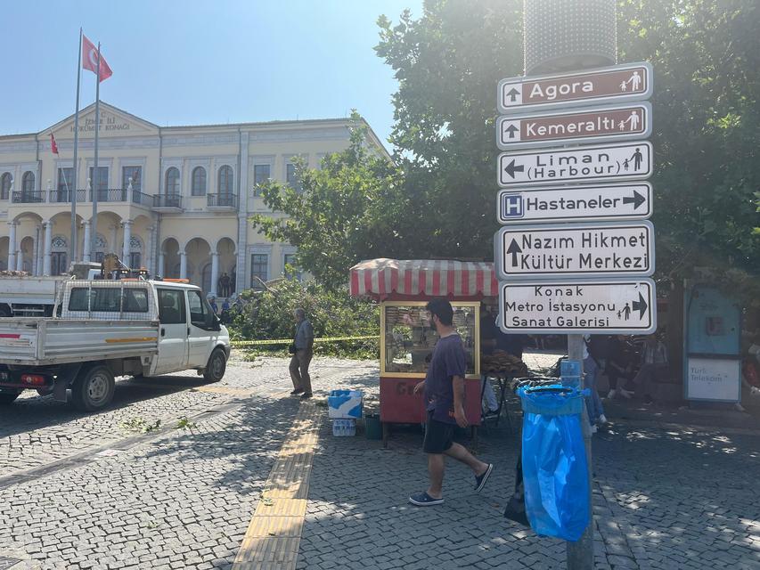 TARİHİ KEMERALTI ÇARŞISI GİRİŞİNDEKİ DEV ÇINAR DEVRİLDİ