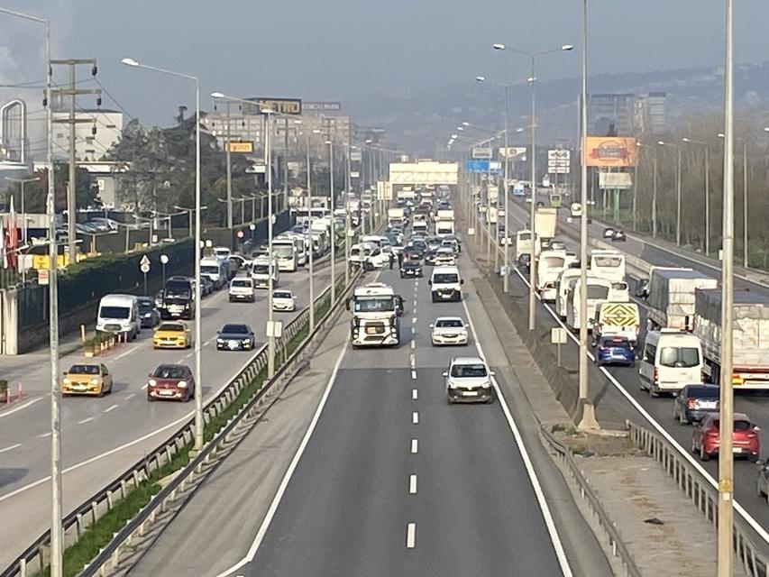 KOCAELİ'DE KAZA: SÜRÜCÜNÜN BACAĞI KOPTU