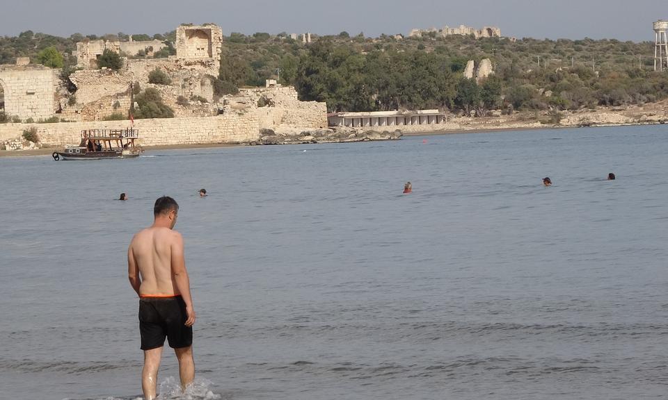 YAZI BİTMEYEN ŞEHİR MERSİN: KASIMDA DENİZ KEYFİ ÜLKENİN BİRÇOK KENTİNDE SOĞUK HAVA ETKİLİ OLURKEN, MERSİN'DE YAZDAN KALMA GÜNLER YAŞANIYOR