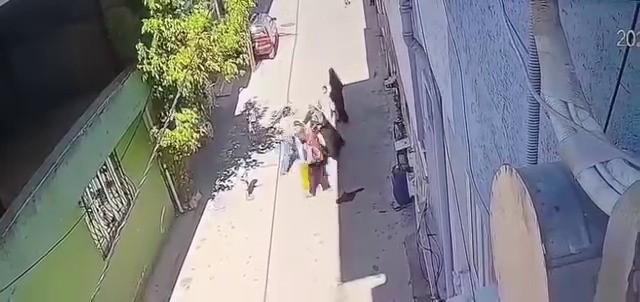 Sokak ortasında dehşet: 3 kadın, kucağında çocuğu olan anneyi tekme tokat dövdü