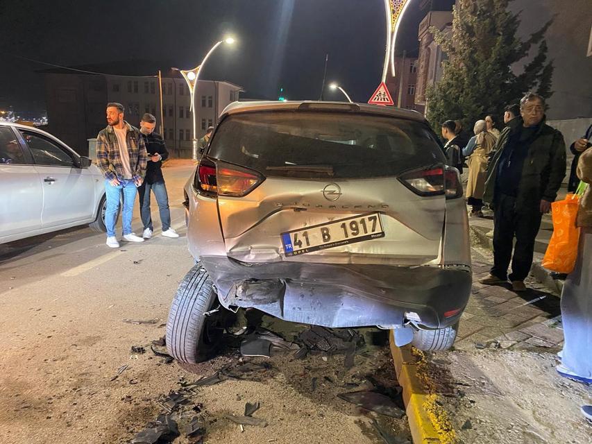 BABASININ ARABASINI KAÇIRAN ÇOCUK MAHALLEYİ SAVAŞ ALANINA ÇEVİRDİ