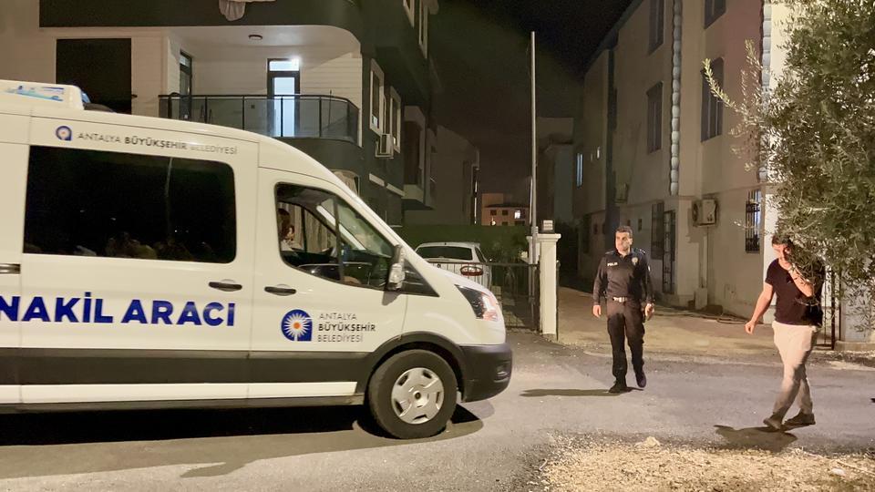 YILLIK İZİNDEKİ POLİS MEMURU DEHŞET SAÇTI: EŞİ VE 2 KIZINI ÖLDÜRDÜ CİNAYETİ DUYUP OLAY YERİNE GELEN AİLENİN YAKINLARI SİNİR KRİZİ GEÇİRDİ