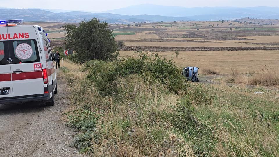 Otomobil şarampole devrildi: 1'i bebek 3 yaralı