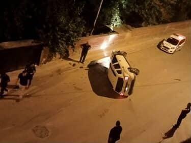 Park halinde araçlara çarpan otomobil devrildi: 1 yaralı