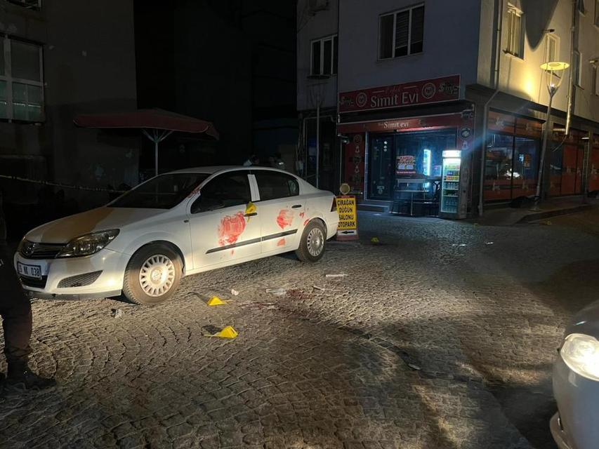 "Yan baktın" diyerek kuryeyi bıçaklayıp kaçtılar