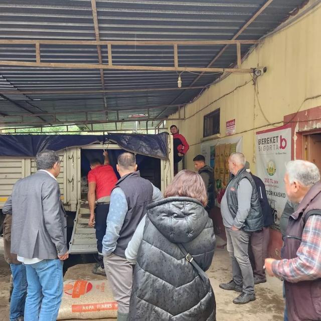 SÖKE'DE SEL MAĞDURLARINA YEM DESTEĞİ